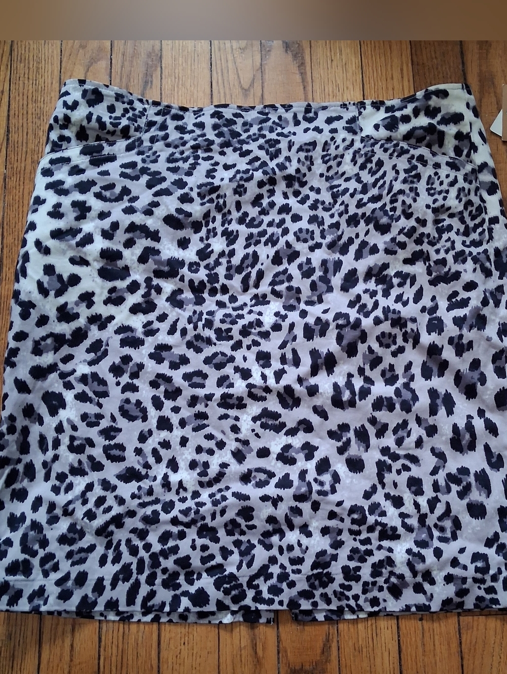 Ellen Tracy Women's Gray Leopard print Skirt. Size 14. New